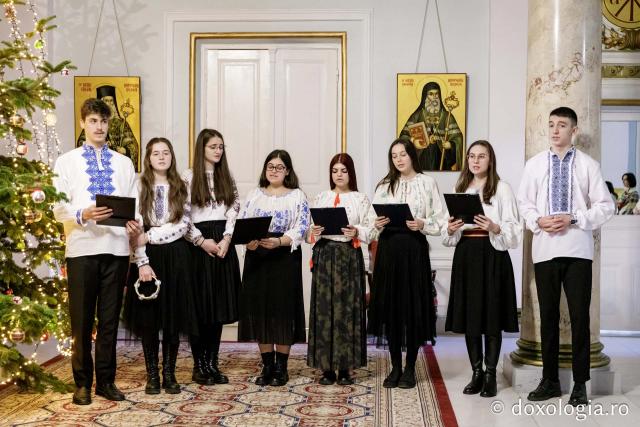 (Foto) Bursierii Pro-Vita – Colindători la Reședința Mitropolitană 2024