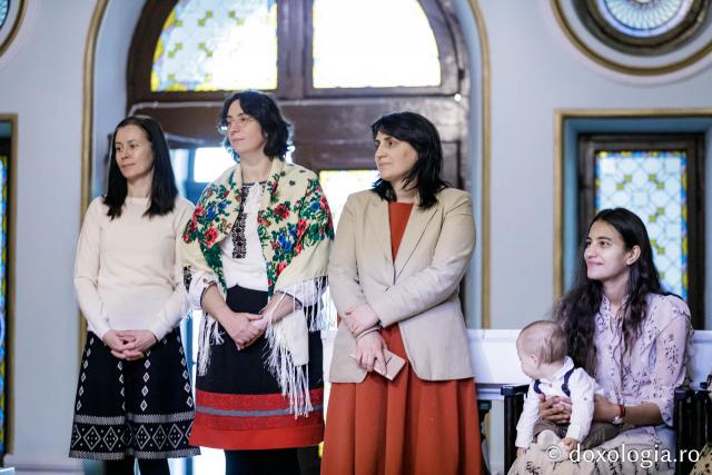 (Foto) Bursierii Pro-Vita – Colindători la Reședința Mitropolitană 2024