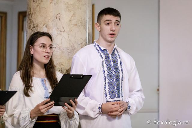 (Foto) Bursierii Pro-Vita – Colindători la Reședința Mitropolitană 2024