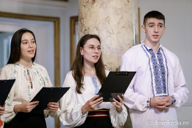 (Foto) Bursierii Pro-Vita – Colindători la Reședința Mitropolitană 2024