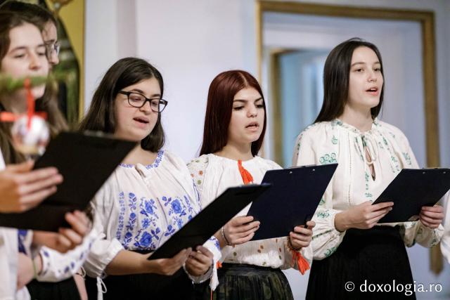 (Foto) Bursierii Pro-Vita – Colindători la Reședința Mitropolitană 2024