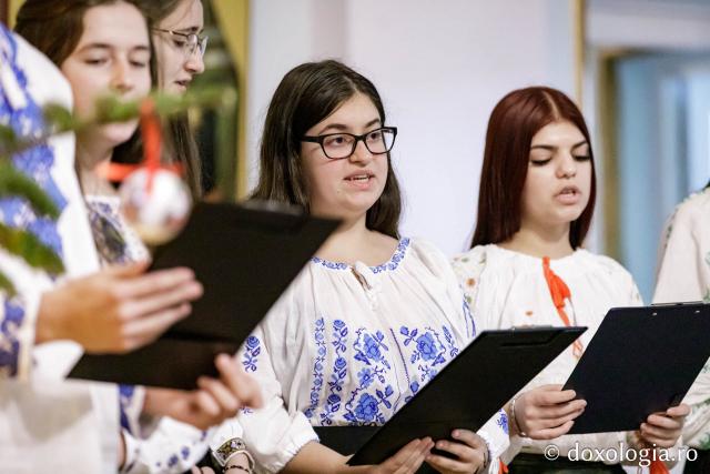 (Foto) Bursierii Pro-Vita – Colindători la Reședința Mitropolitană 2024