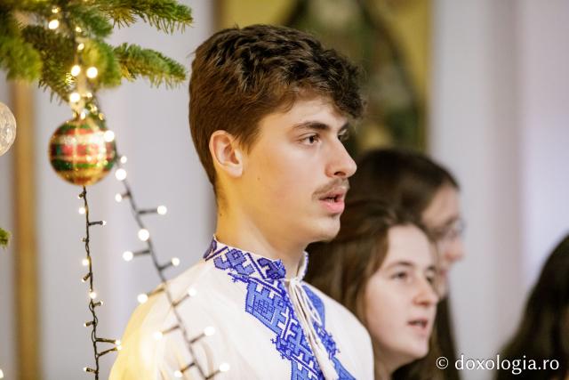 (Foto) Bursierii Pro-Vita – Colindători la Reședința Mitropolitană 2024