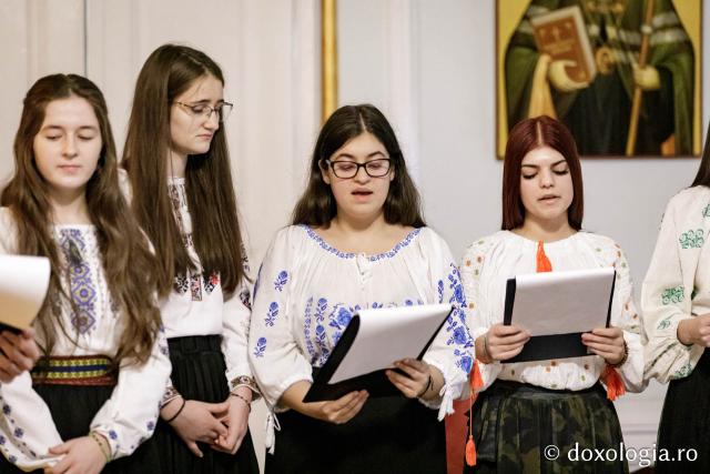 (Foto) Bursierii Pro-Vita – Colindători la Reședința Mitropolitană 2024