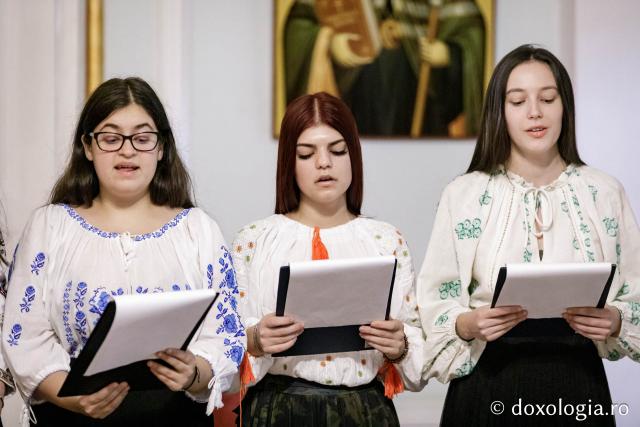 (Foto) Bursierii Pro-Vita – Colindători la Reședința Mitropolitană 2024