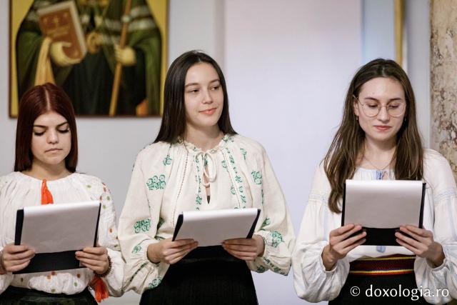 (Foto) Bursierii Pro-Vita – Colindători la Reședința Mitropolitană 2024
