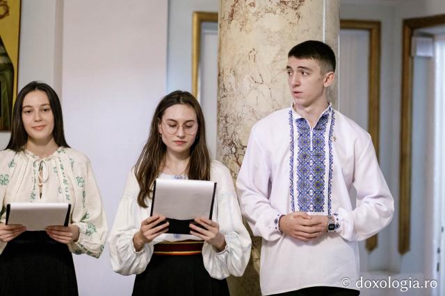 (Foto) Bursierii Pro-Vita – Colindători la Reședința Mitropolitană 2024