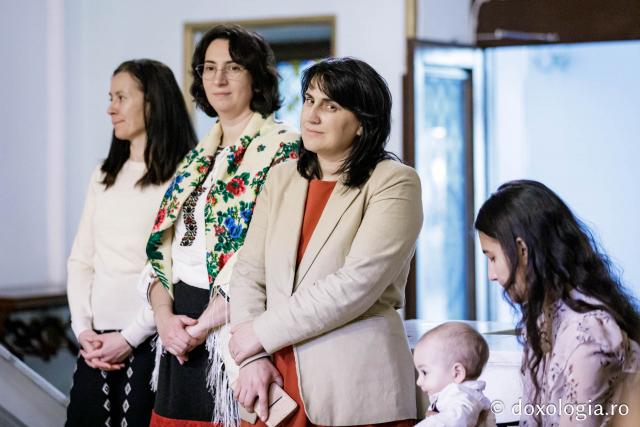(Foto) Bursierii Pro-Vita – Colindători la Reședința Mitropolitană 2024