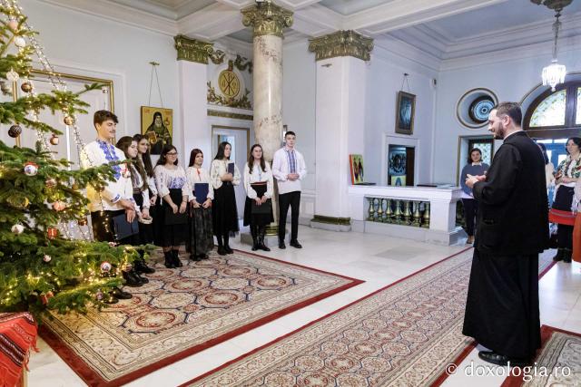 (Foto) Bursierii Pro-Vita – Colindători la Reședința Mitropolitană 2024