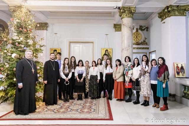 (Foto) Bursierii Pro-Vita – Colindători la Reședința Mitropolitană 2024