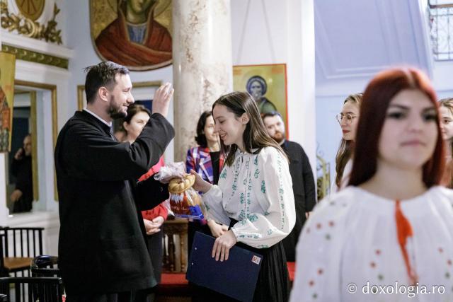 (Foto) Bursierii Pro-Vita – Colindători la Reședința Mitropolitană 2024