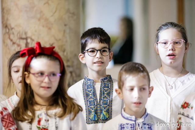 (Foto) Școala „Ștefan Bârsănescu” din Iași,  Clasa a II-a C – Colindători la Reședința Mitropolitană 2024