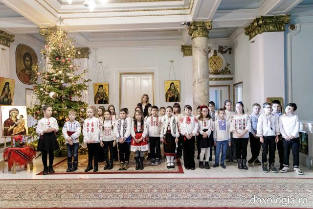 (Foto) Școala „Ștefan Bârsănescu” din Iași,  Clasa a II-a C – Colindători la Reședința Mitropolitană 2024