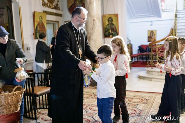 (Foto) Școala „Ștefan Bârsănescu” din Iași,  Clasa a II-a C – Colindători la Reședința Mitropolitană 2024
