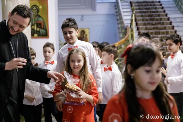 (Foto) Clubul Educațional PEP – Colindători la Reședința Mitropolitană 2024