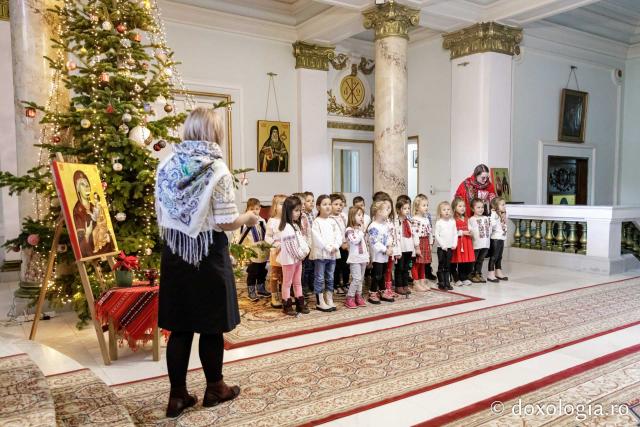 (Foto) Grădinița Miroslava, grupa mijlocie – Colindători la Reședința Mitropolitană 2024