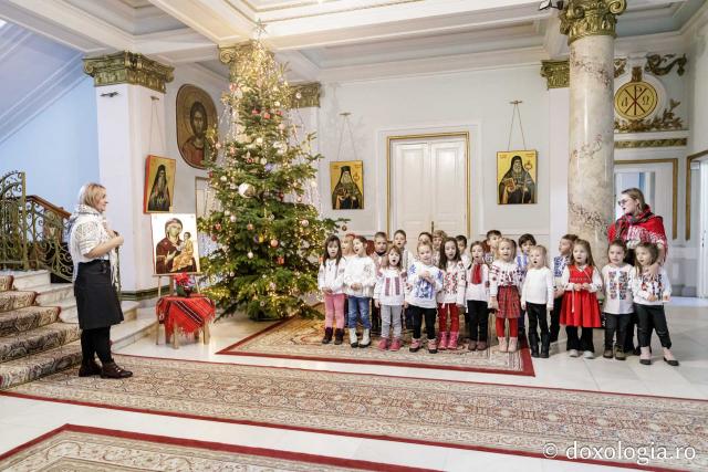 (Foto) Grădinița Miroslava, grupa mijlocie – Colindători la Reședința Mitropolitană 2024