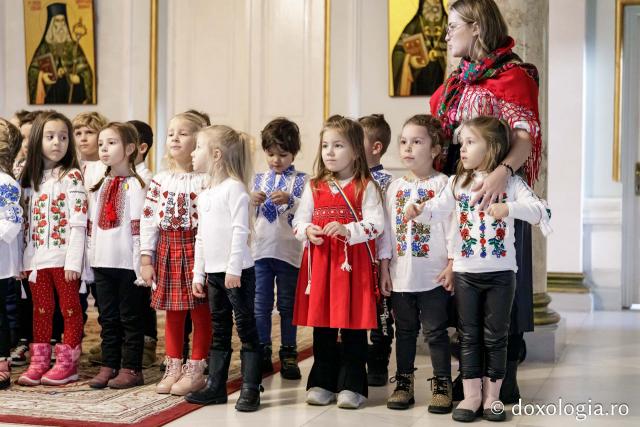 (Foto) Grădinița Miroslava, grupa mijlocie – Colindători la Reședința Mitropolitană 2024