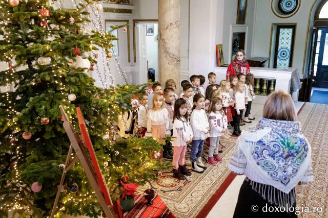(Foto) Grădinița Miroslava, grupa mijlocie – Colindători la Reședința Mitropolitană 2024