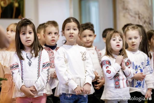 (Foto) Grădinița Miroslava, grupa mijlocie – Colindători la Reședința Mitropolitană 2024