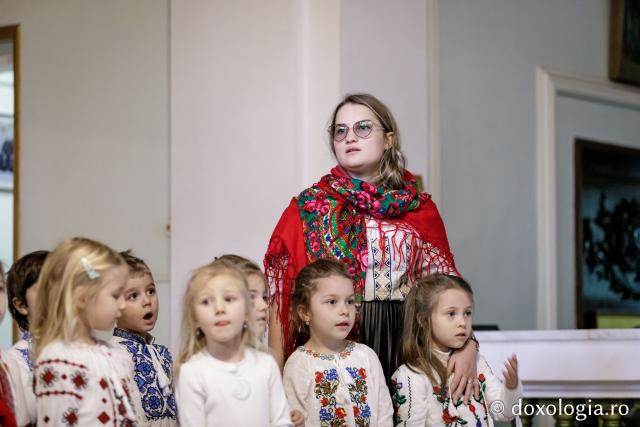 (Foto) Grădinița Miroslava, grupa mijlocie – Colindători la Reședința Mitropolitană 2024