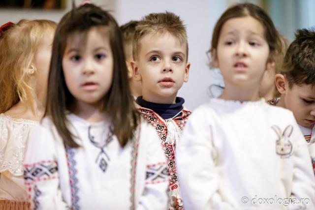 (Foto) Grădinița Miroslava, grupa mijlocie – Colindători la Reședința Mitropolitană 2024