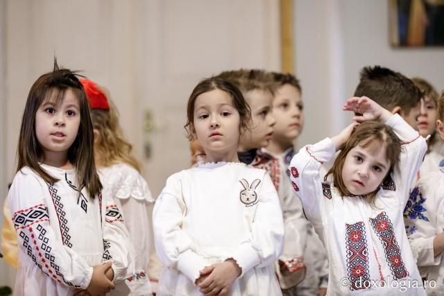 (Foto) Grădinița Miroslava, grupa mijlocie – Colindători la Reședința Mitropolitană 2024