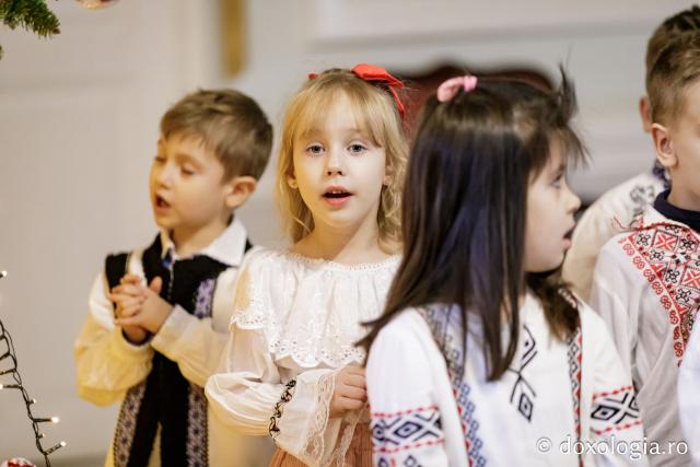 (Foto) Grădinița Miroslava, grupa mijlocie – Colindători la Reședința Mitropolitană 2024