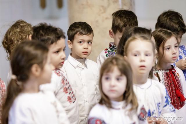 (Foto) Grădinița Miroslava, grupa mijlocie – Colindători la Reședința Mitropolitană 2024