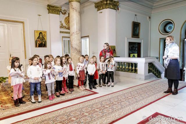 (Foto) Grădinița Miroslava, grupa mijlocie – Colindători la Reședința Mitropolitană 2024
