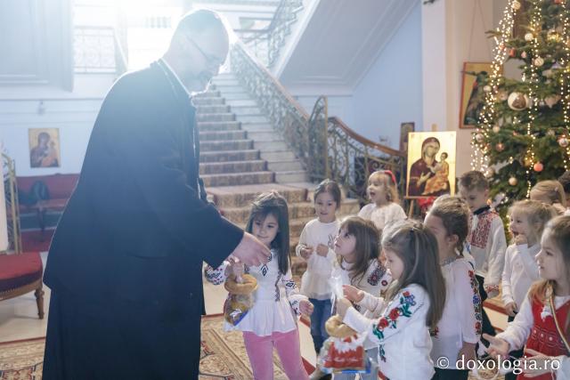 (Foto) Grădinița Miroslava, grupa mijlocie – Colindători la Reședința Mitropolitană 2024