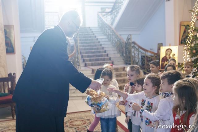 (Foto) Grădinița Miroslava, grupa mijlocie – Colindători la Reședința Mitropolitană 2024