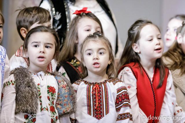 (Foto) Grădinița Sf. Sava din Iași – Colindători la Reședința Mitropolitană 2024