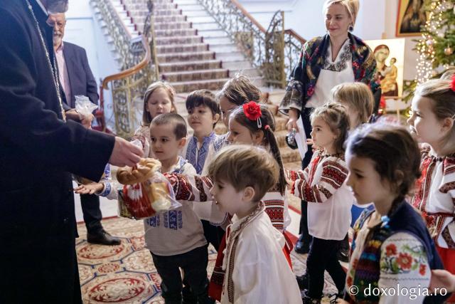 (Foto) Grădinița Sf. Sava din Iași – Colindători la Reședința Mitropolitană 2024