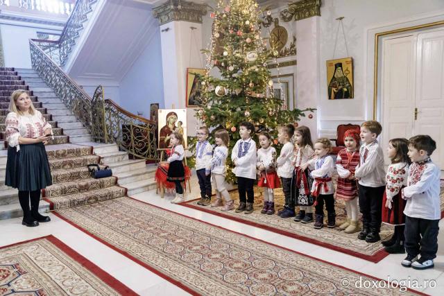 (Foto) Grădinița Sf. Sava din Iași, grupa mijlocie – Colindători la Reședința Mitropolitană 2024