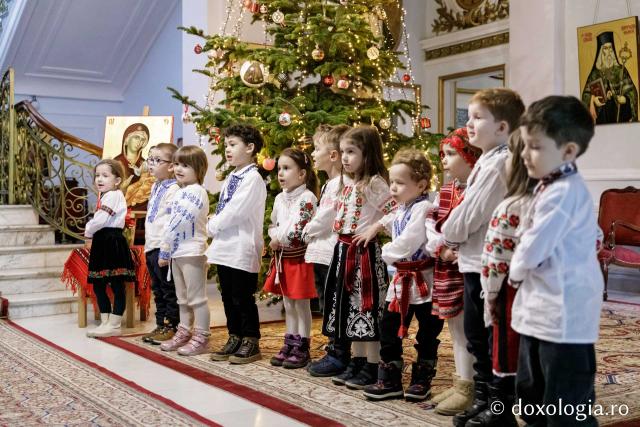 (Foto) Grădinița Sf. Sava din Iași, grupa mijlocie – Colindători la Reședința Mitropolitană 2024
