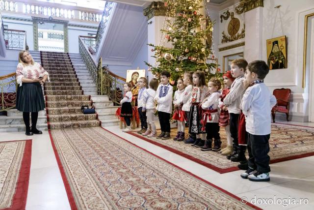 (Foto) Grădinița Sf. Sava din Iași, grupa mijlocie – Colindători la Reședința Mitropolitană 2024