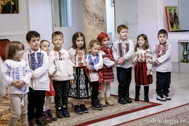 (Foto) Grădinița Sf. Sava din Iași, grupa mijlocie – Colindători la Reședința Mitropolitană 2024