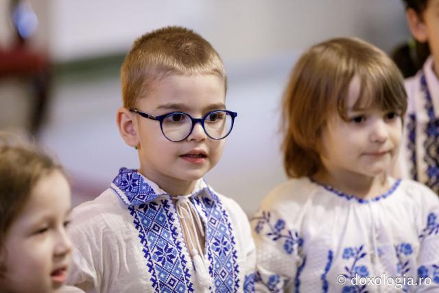(Foto) Grădinița Sf. Sava din Iași, grupa mijlocie – Colindători la Reședința Mitropolitană 2024