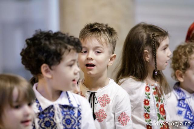 (Foto) Grădinița Sf. Sava din Iași, grupa mijlocie – Colindători la Reședința Mitropolitană 2024