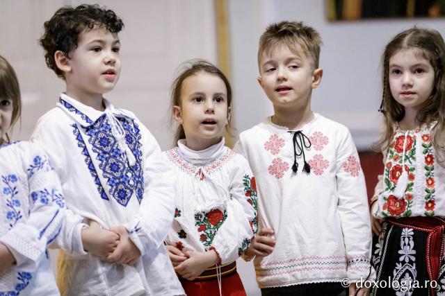(Foto) Grădinița Sf. Sava din Iași, grupa mijlocie – Colindători la Reședința Mitropolitană 2024
