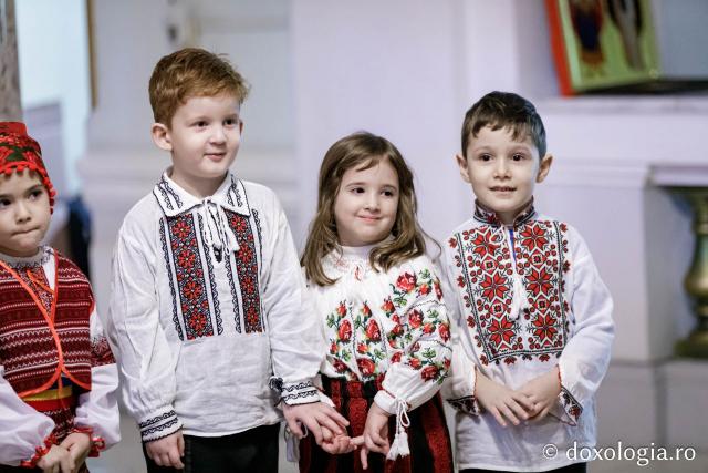 (Foto) Grădinița Sf. Sava din Iași, grupa mijlocie – Colindători la Reședința Mitropolitană 2024