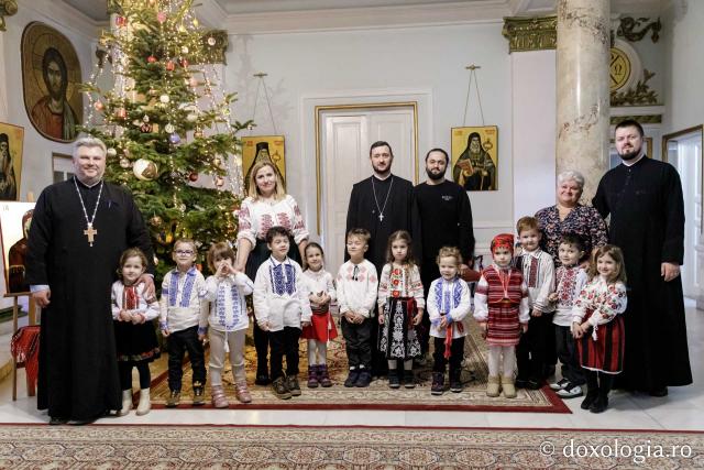 (Foto) Grădinița Sf. Sava din Iași, grupa mijlocie – Colindători la Reședința Mitropolitană 2024