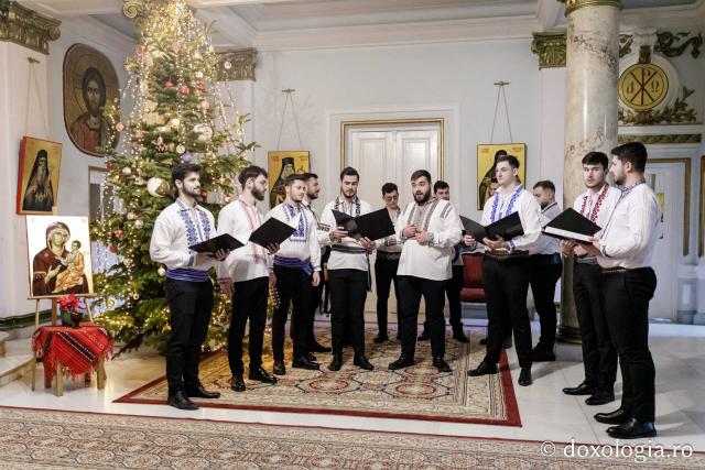 (Foto) Grupul Psaltic Sfântul Voievod Ștefan cel Mare – Colindători la Reședința Mitropolitană 2024