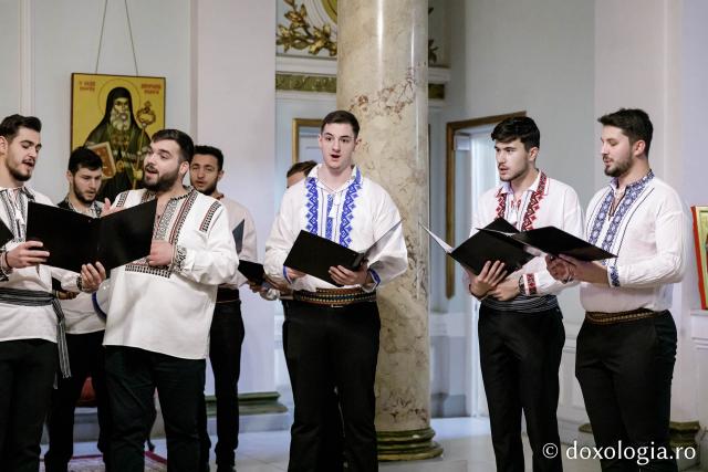 (Foto) Grupul Psaltic Sfântul Voievod Ștefan cel Mare – Colindători la Reședința Mitropolitană 2024