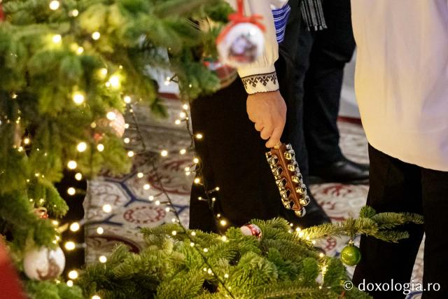 (Foto) Grupul Psaltic Sfântul Voievod Ștefan cel Mare – Colindători la Reședința Mitropolitană 2024