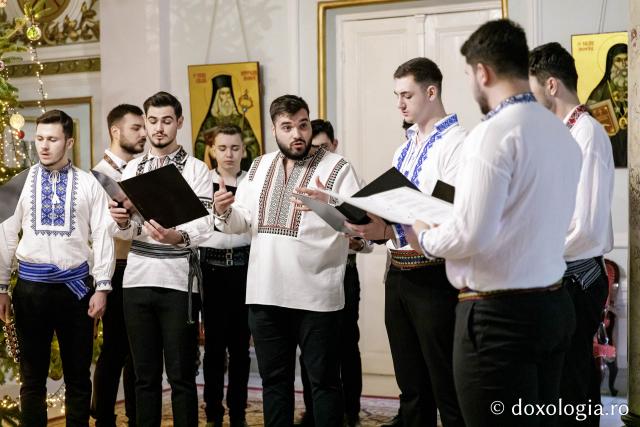 (Foto) Grupul Psaltic Sfântul Voievod Ștefan cel Mare – Colindători la Reședința Mitropolitană 2024