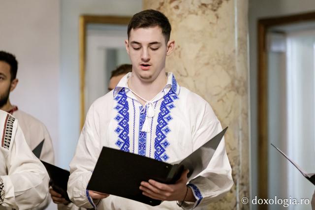(Foto) Grupul Psaltic Sfântul Voievod Ștefan cel Mare – Colindători la Reședința Mitropolitană 2024