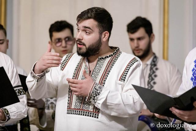 (Foto) Grupul Psaltic Sfântul Voievod Ștefan cel Mare – Colindători la Reședința Mitropolitană 2024