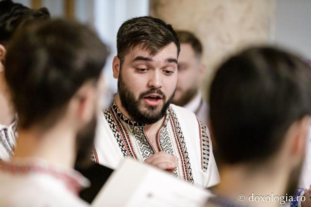 (Foto) Grupul Psaltic Sfântul Voievod Ștefan cel Mare – Colindători la Reședința Mitropolitană 2024